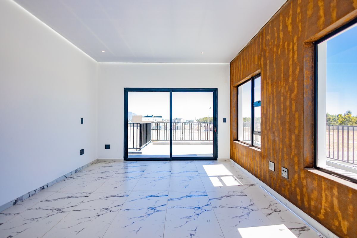 Eco-Smart Elegance - Sunny 4 Bedroom home! - Photo 2