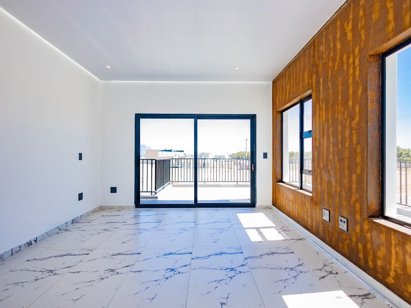 Eco-Smart Elegance - Sunny 4 Bedroom home! - Photo 2