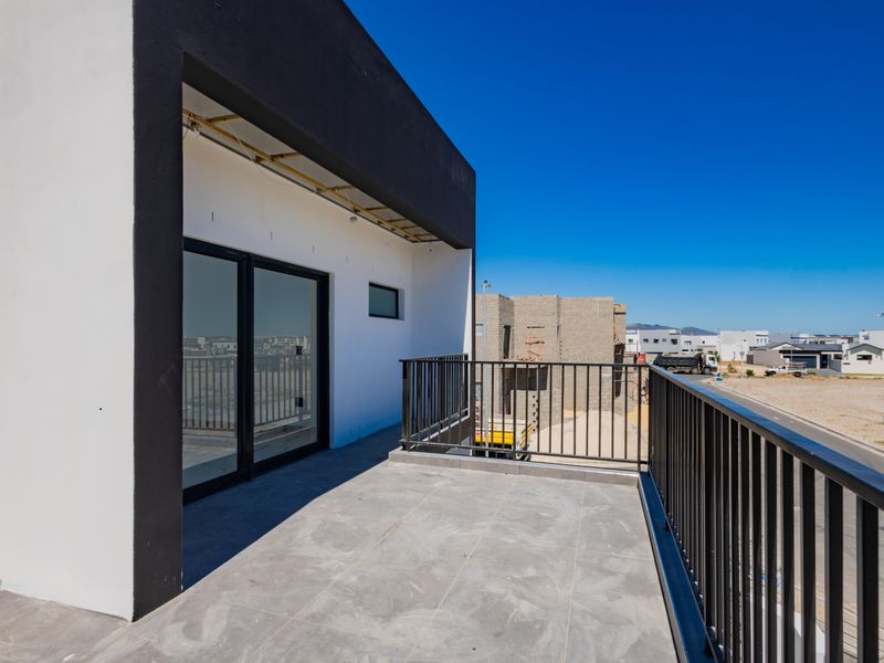 Eco-Smart Elegance - Sunny 4 Bedroom home! - Photo 10