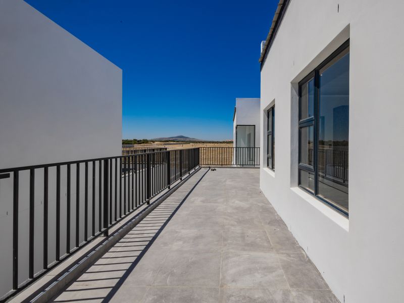 Eco-Smart Elegance - Sunny 4 Bedroom home! - Photo 8