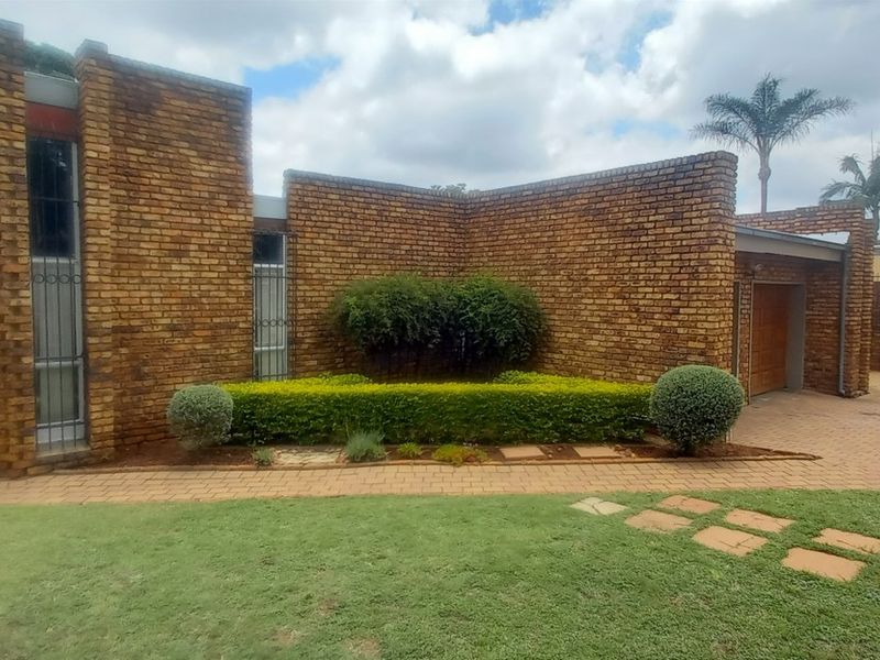 Bargain - 5 bedroom family home for sale in Monument Park Boomed off area! - Photo 3