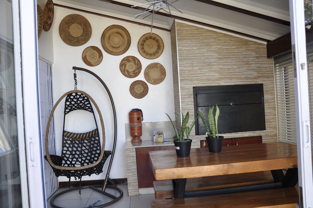 Charming Townhouse with Great Potential in Secure Estate - Photo 4