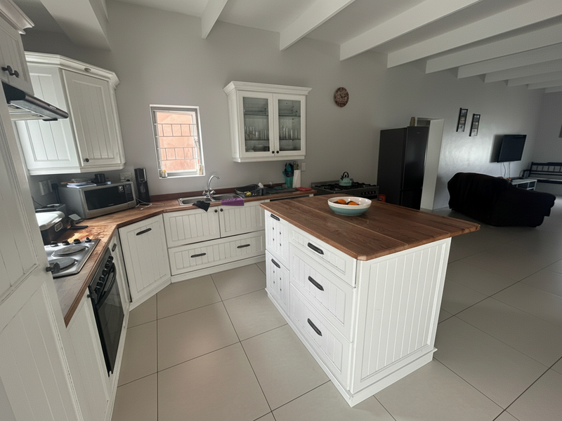 Spacious 3-Bedroom Home in De Oude Arena Estate – Bredasdorp - Photo 2