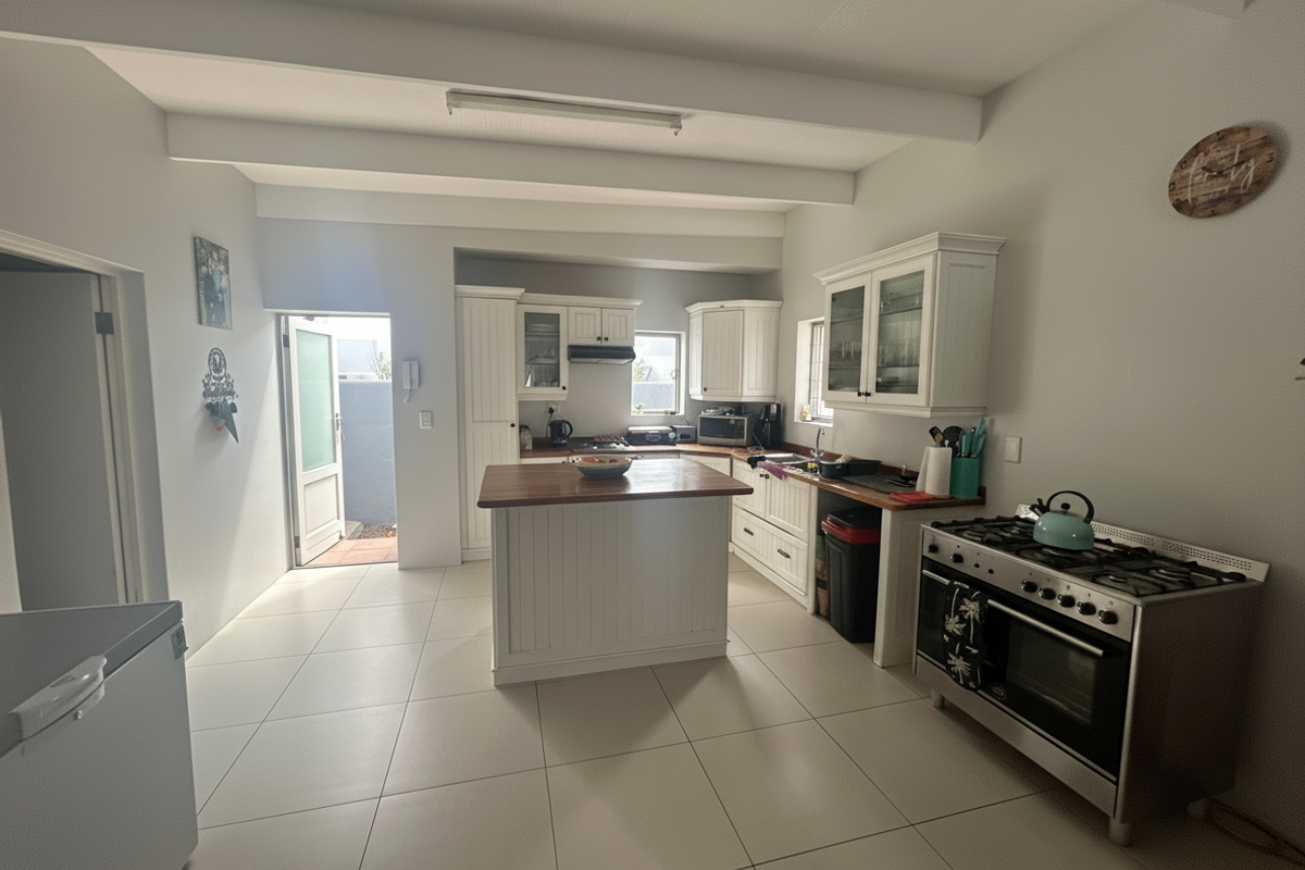 Spacious 3-Bedroom Home in De Oude Arena Estate – Bredasdorp - Photo 4