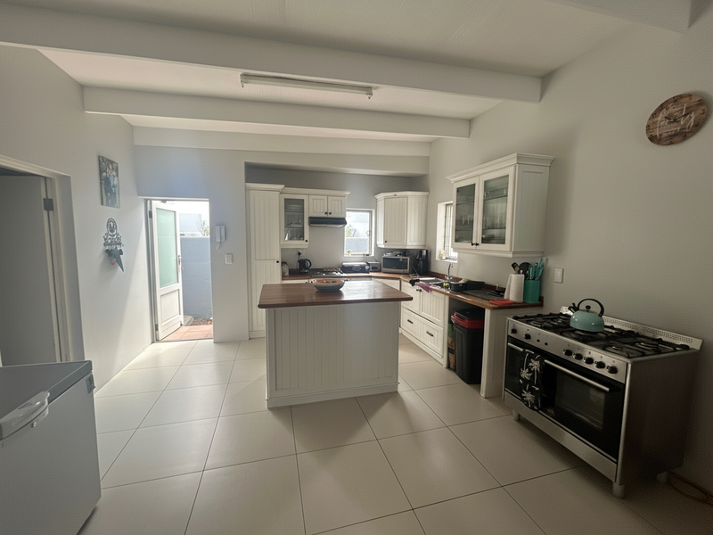 Spacious 3-Bedroom Home in De Oude Arena Estate – Bredasdorp - Photo 4