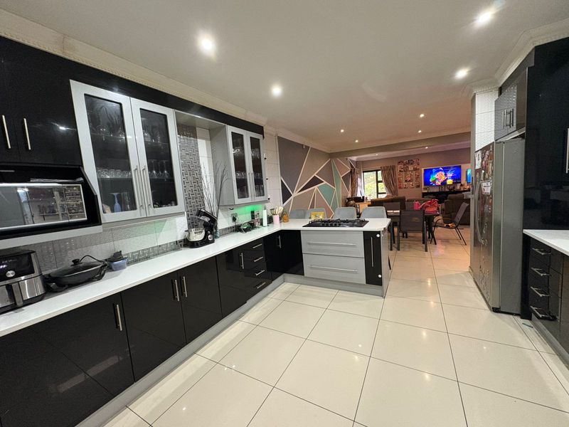 Your Dream 3 Bedroom Modern Home Awaits - Photo 10