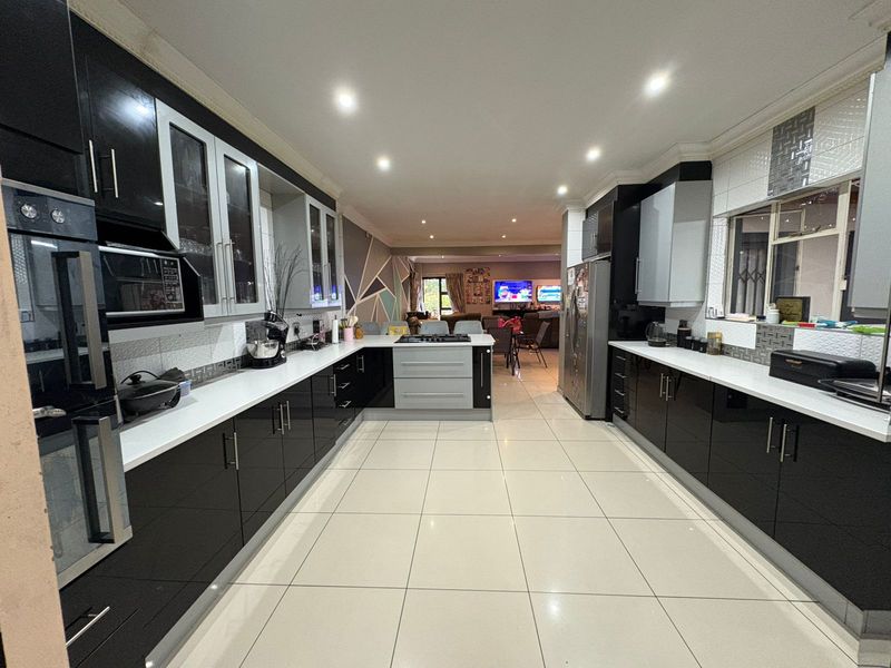 Your Dream 3 Bedroom Modern Home Awaits - Photo 9