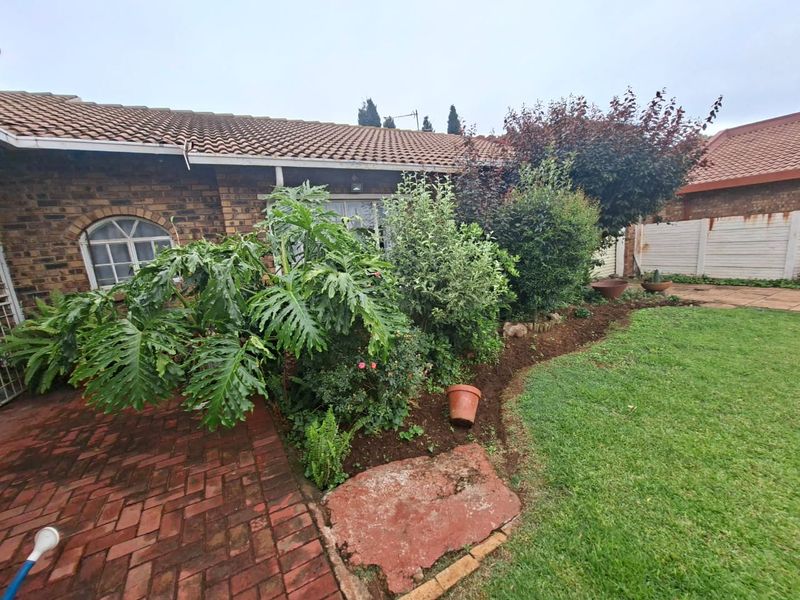 Spacious 4-bedroom Family Home in Bakerton - Photo 4