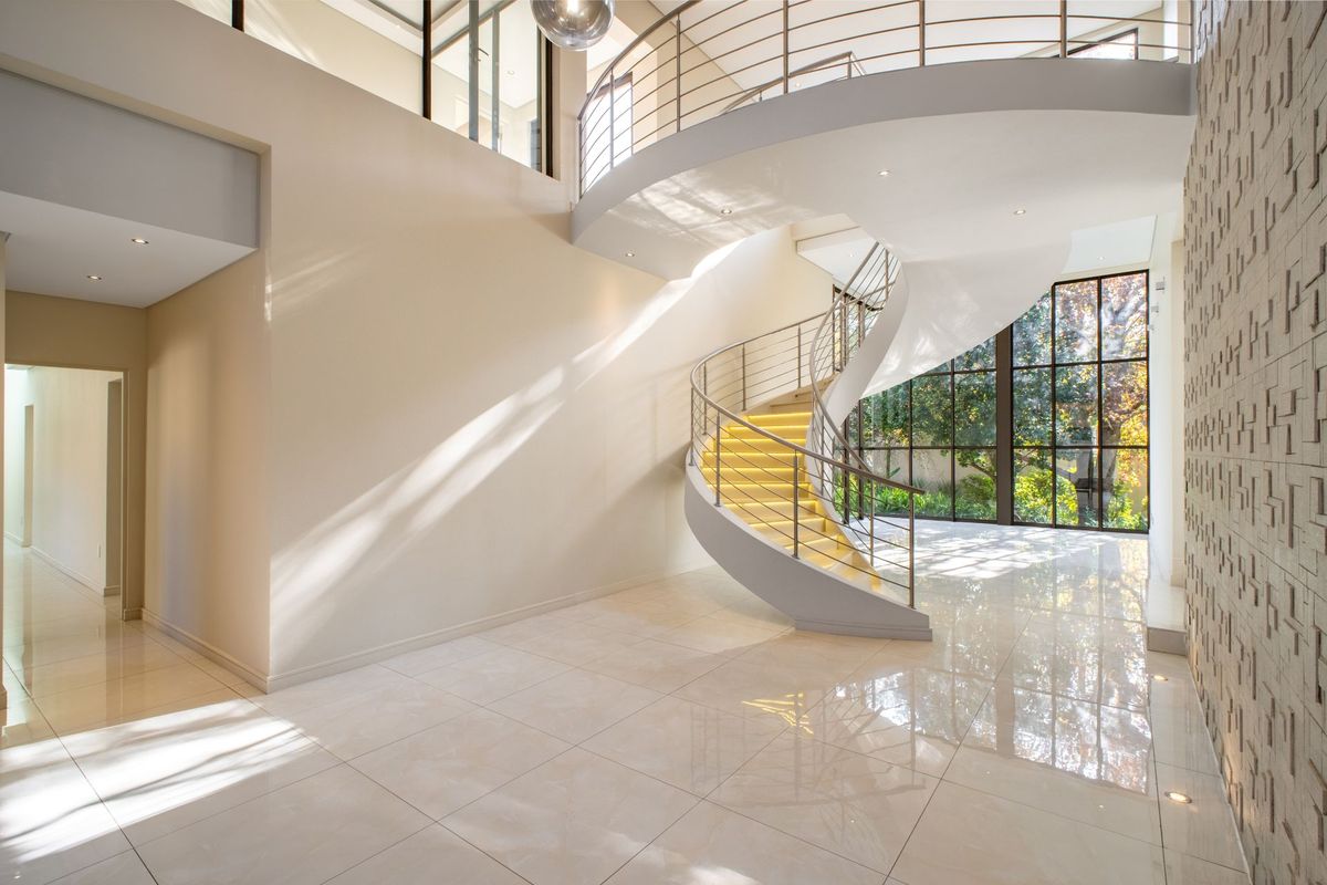 Architectural Masterpiece in Prestigious Bryanston – Luxury Living Meets Elegant Comfort - Photo 4