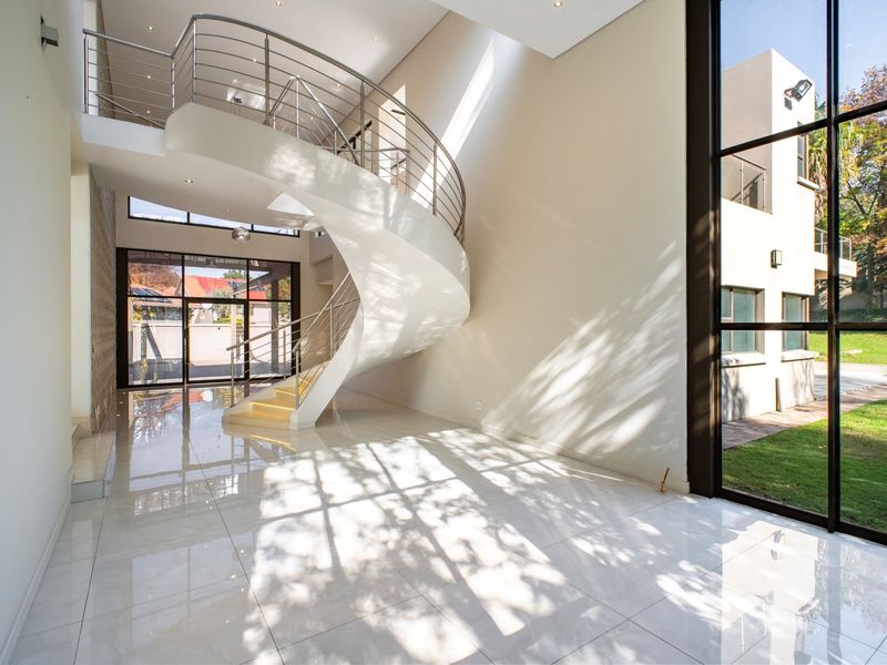 Architectural Masterpiece in Prestigious Bryanston – Luxury Living Meets Elegant Comfort - Photo 3