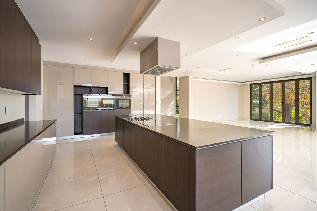 Architectural Masterpiece in Prestigious Bryanston – Luxury Living Meets Elegant Comfort - Photo 5