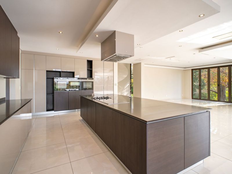Architectural Masterpiece in Prestigious Bryanston – Luxury Living Meets Elegant Comfort - Photo 5