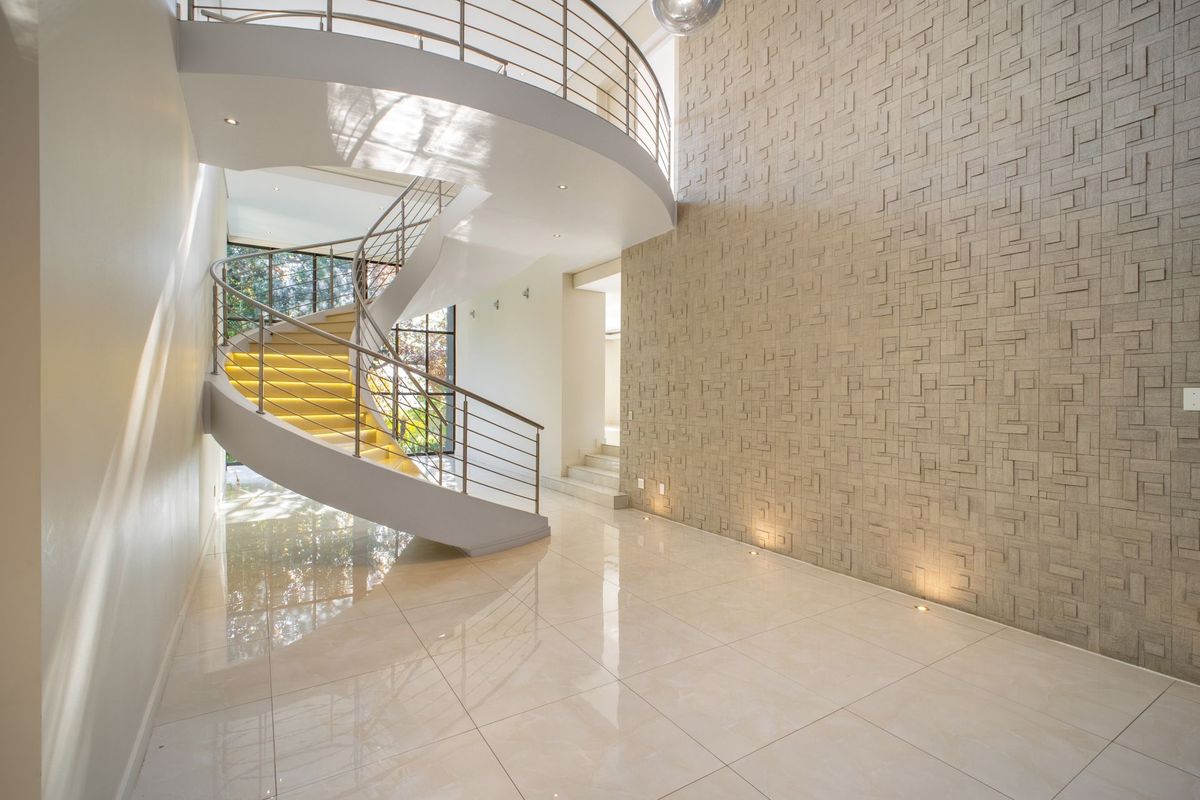 Architectural Masterpiece in Prestigious Bryanston – Luxury Living Meets Elegant Comfort - Photo 2