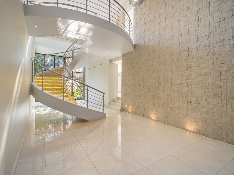 Architectural Masterpiece in Prestigious Bryanston – Luxury Living Meets Elegant Comfort - Photo 2