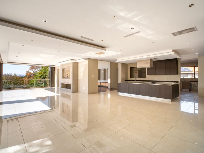 Architectural Masterpiece in Prestigious Bryanston – Luxury Living Meets Elegant Comfort - Photo 10