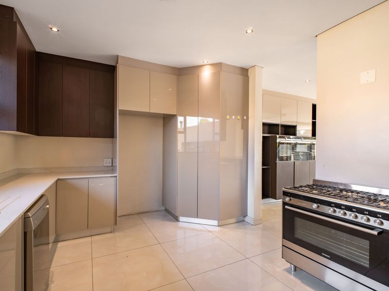 Architectural Masterpiece in Prestigious Bryanston – Luxury Living Meets Elegant Comfort - Photo 8