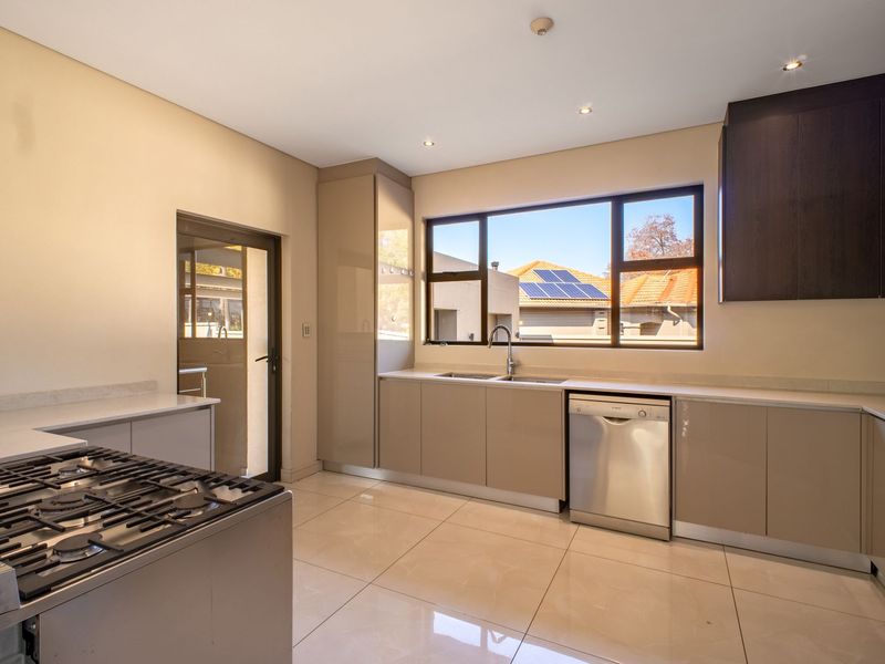 Architectural Masterpiece in Prestigious Bryanston – Luxury Living Meets Elegant Comfort - Photo 7