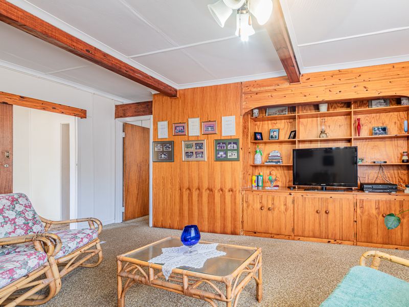 This wooden house is very close to the ocean. - Photo 6