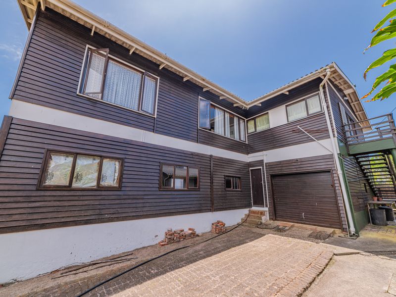 This wooden house is very close to the ocean. - Photo 4