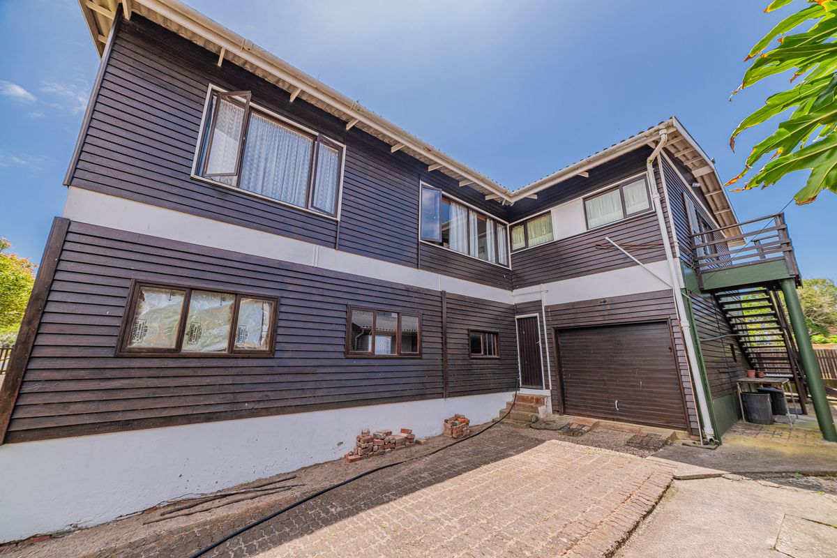This wooden house is very close to the ocean. - Photo 4