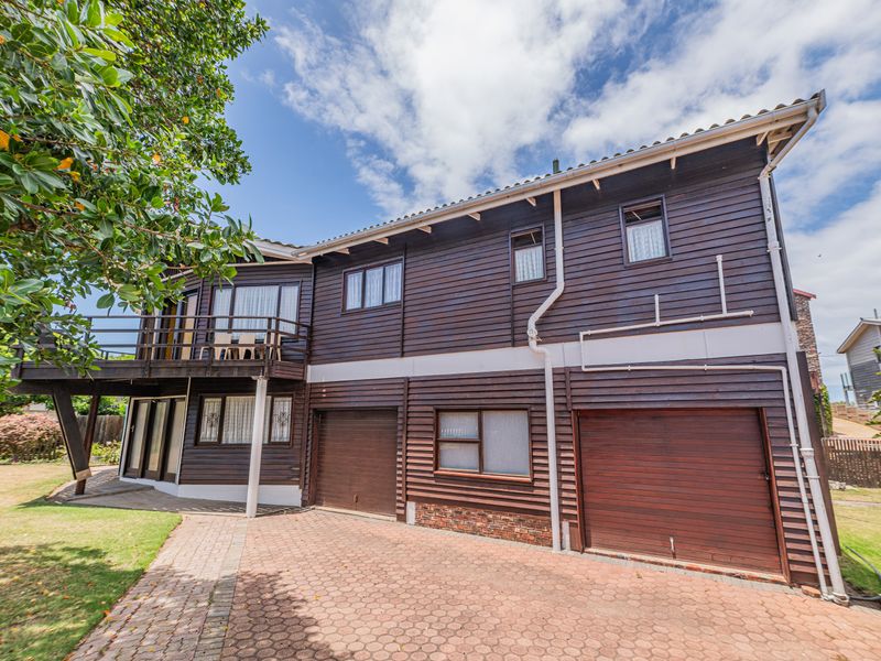 This wooden house is very close to the ocean. - Photo 3