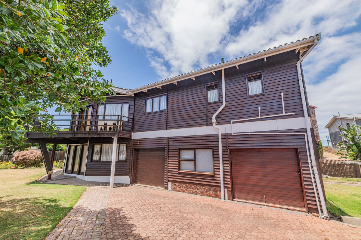 This wooden house is very close to the ocean. - Photo 3