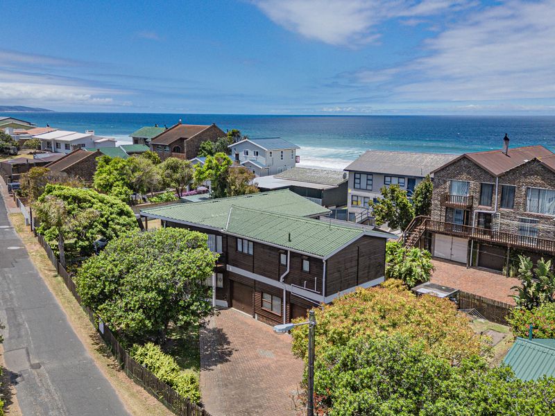 This wooden house is very close to the ocean. - Photo 2