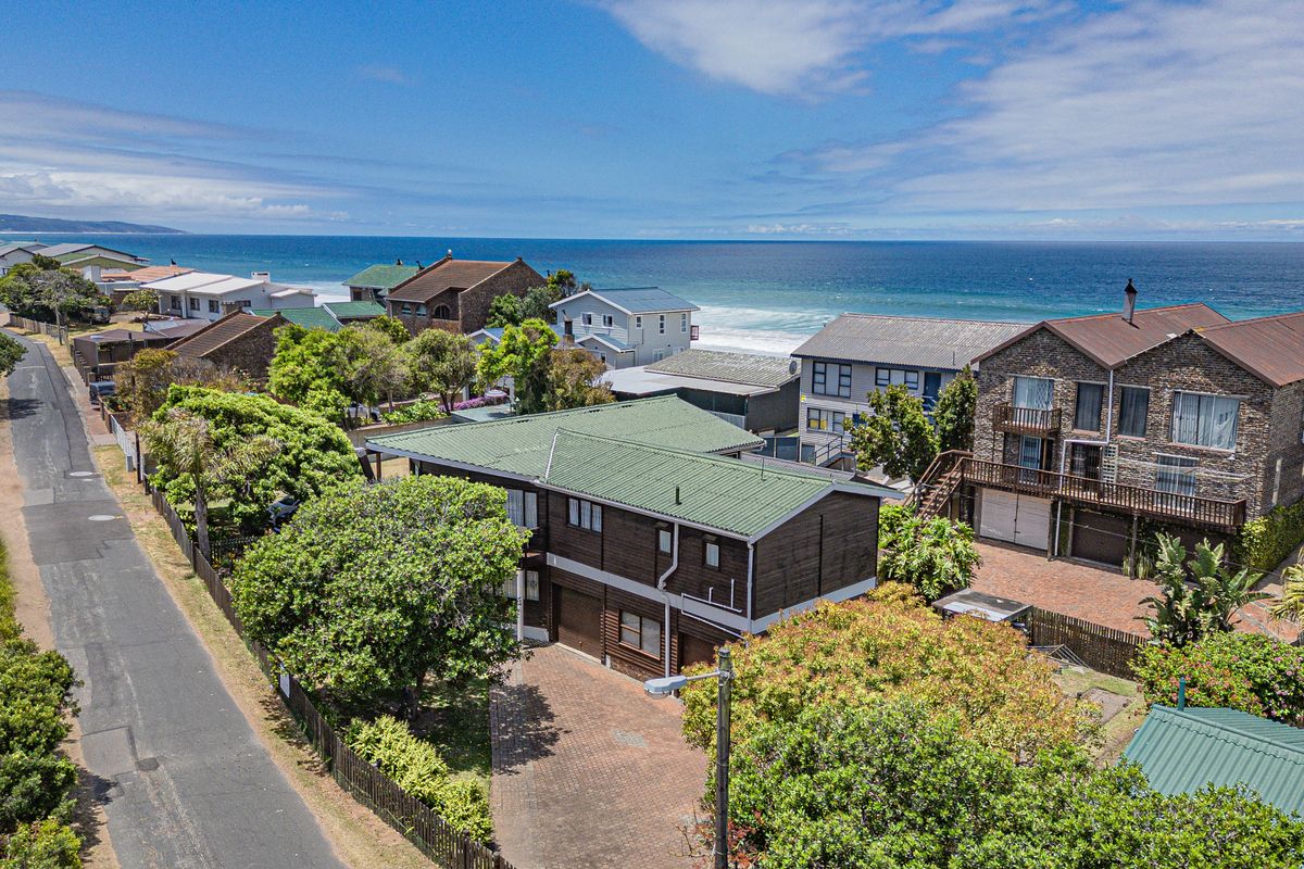 This wooden house is very close to the ocean. - Photo 2