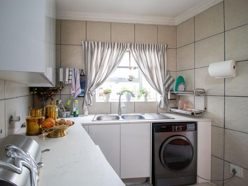 4 Bedroom House for Sale in Reading Country Estate , New Redruth - Photo 6