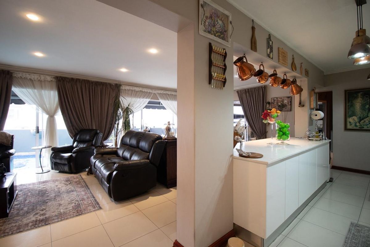 4 Bedroom House for Sale in Reading Country Estate , New Redruth - Photo 5