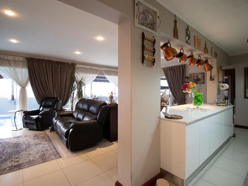 4 Bedroom House for Sale in Reading Country Estate , New Redruth - Photo 5