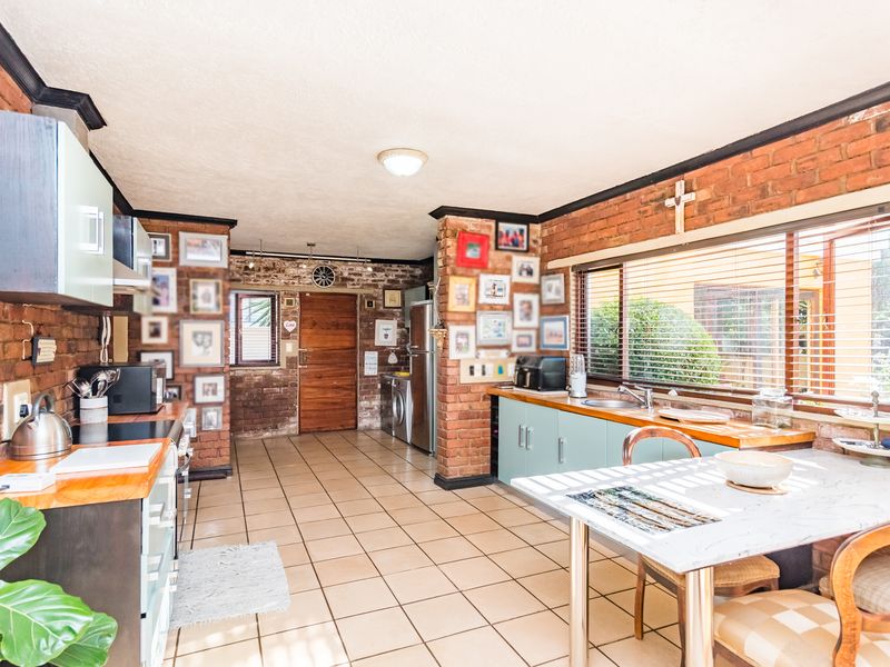 Rare Villa Style Home in the Heart of Ruimsig Country Estate - Photo 9