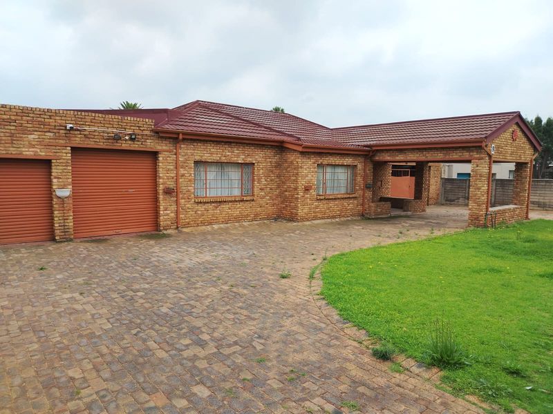 Exceptional, Charming family home with Flat and Pool in sort after Selection Park. - Photo 5