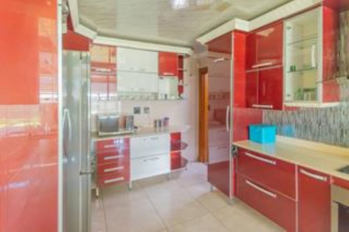 Exceptional, Charming family home with Flat and Pool in sort after Selection Park. - Photo 2