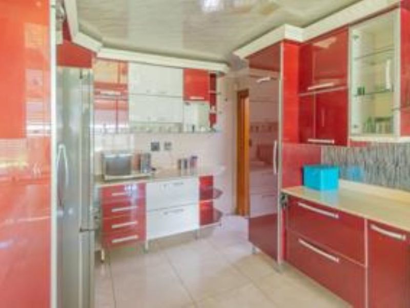 Exceptional, Charming family home with Flat and Pool in sort after Selection Park. - Photo 2