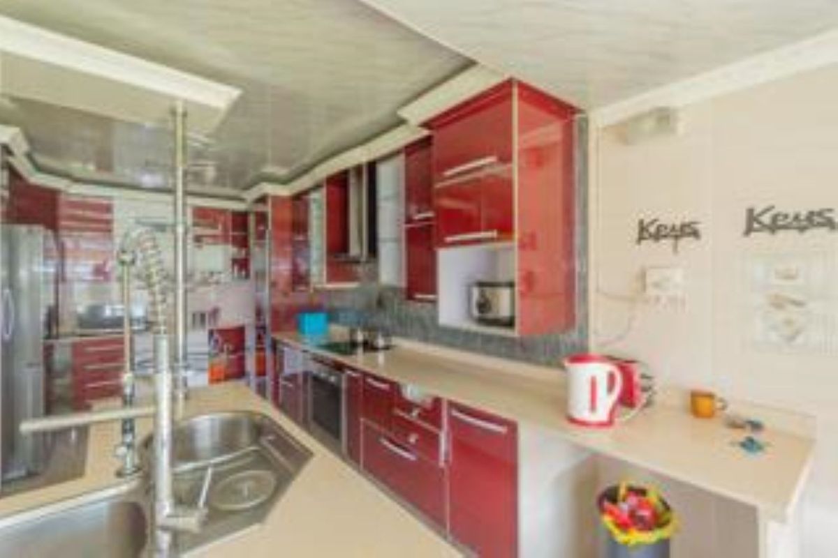 Exceptional, Charming family home with Flat and Pool in sort after Selection Park. - Photo 3