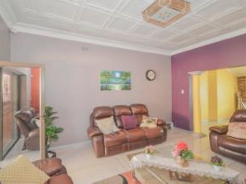 Exceptional, Charming family home with Flat and Pool in sort after Selection Park. - Photo 10