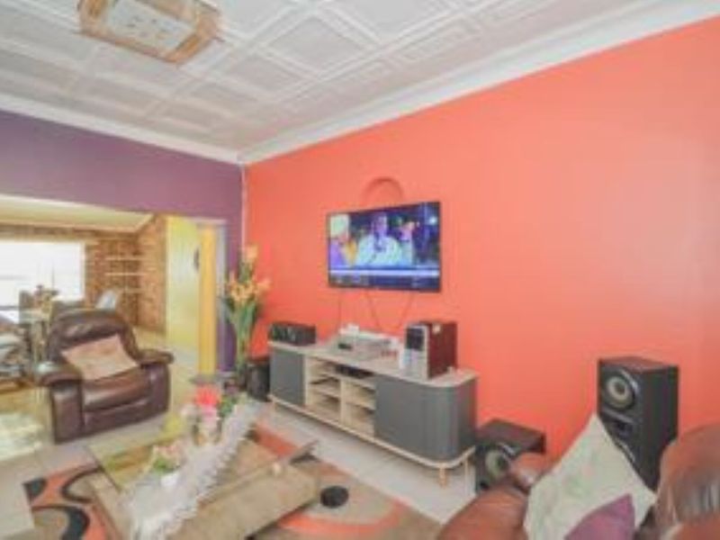 Exceptional, Charming family home with Flat and Pool in sort after Selection Park. - Photo 9