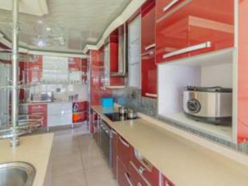 Exceptional, Charming family home with Flat and Pool in sort after Selection Park. - Photo 8