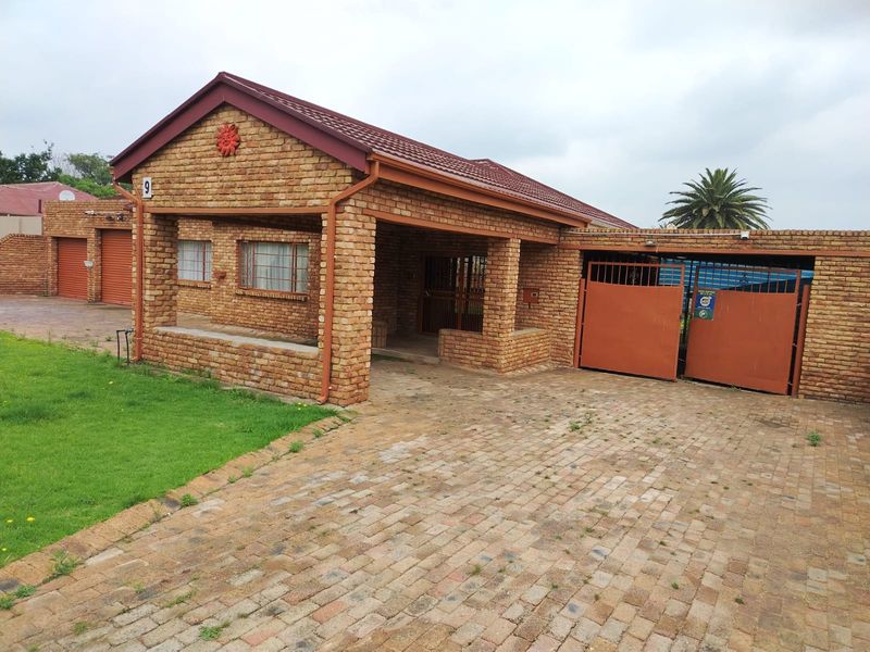Exceptional, Charming family home with Flat and Pool in sort after Selection Park. - Photo 4