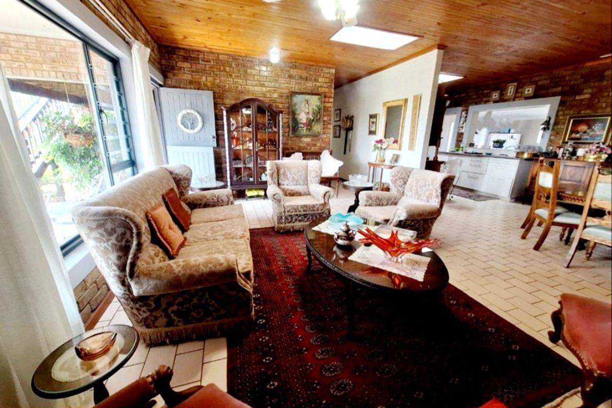 North-Facing 4 Bedroom Coastal Home with Panoramic Ocean Views: Boggomsbaai - Photo 5