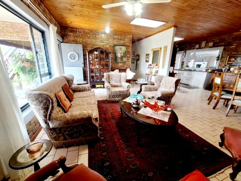 North-Facing 4 Bedroom Coastal Home with Panoramic Ocean Views: Boggomsbaai - Photo 5