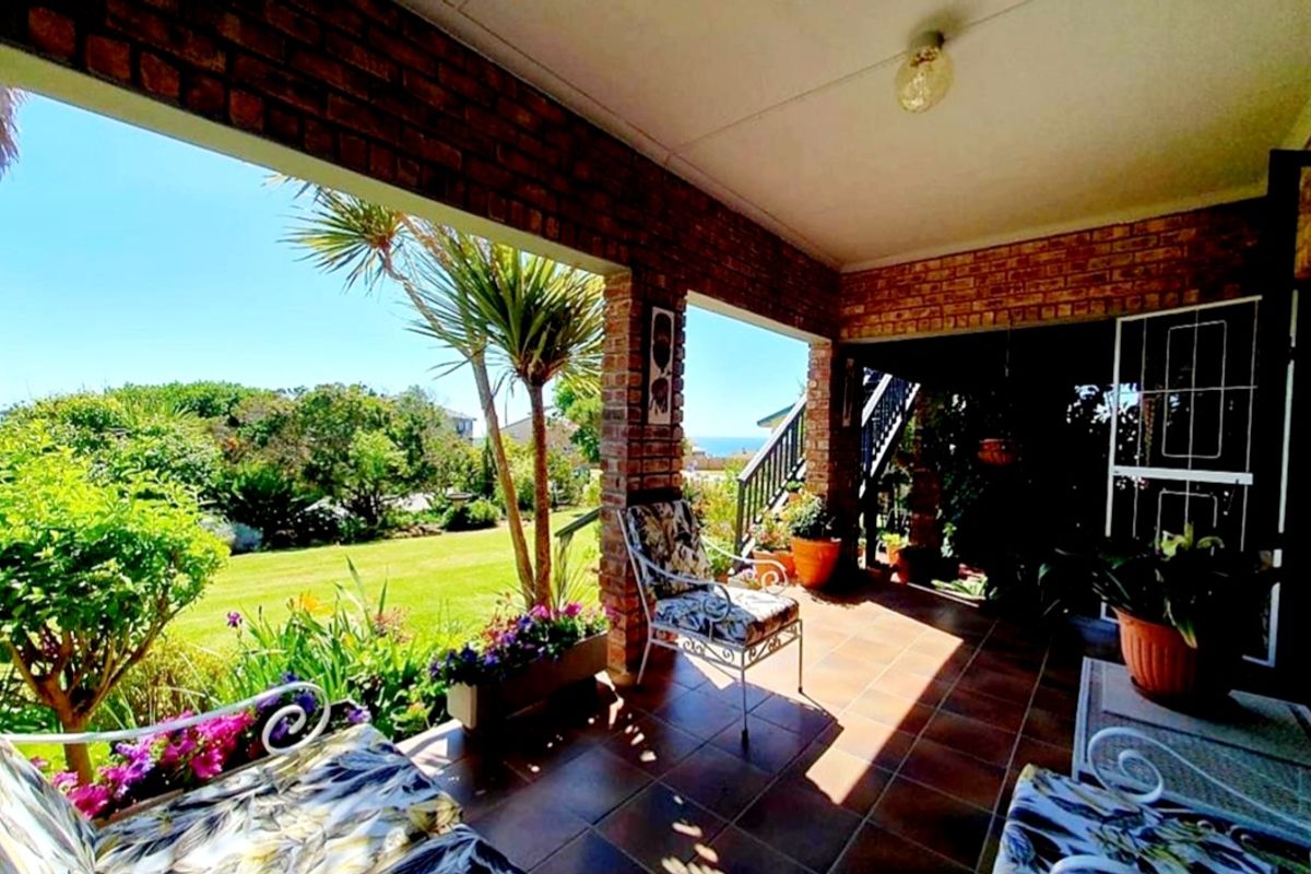 North-Facing 4 Bedroom Coastal Home with Panoramic Ocean Views: Boggomsbaai - Photo 4