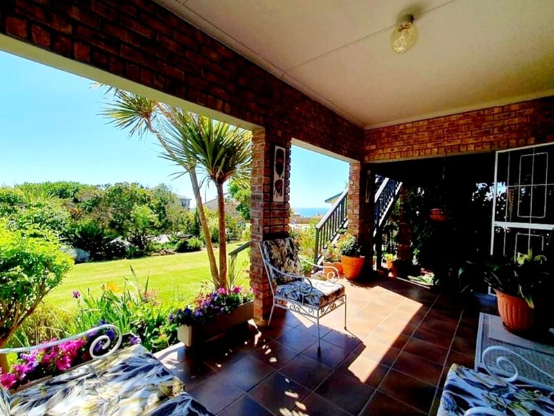 North-Facing 4 Bedroom Coastal Home with Panoramic Ocean Views: Boggomsbaai - Photo 4