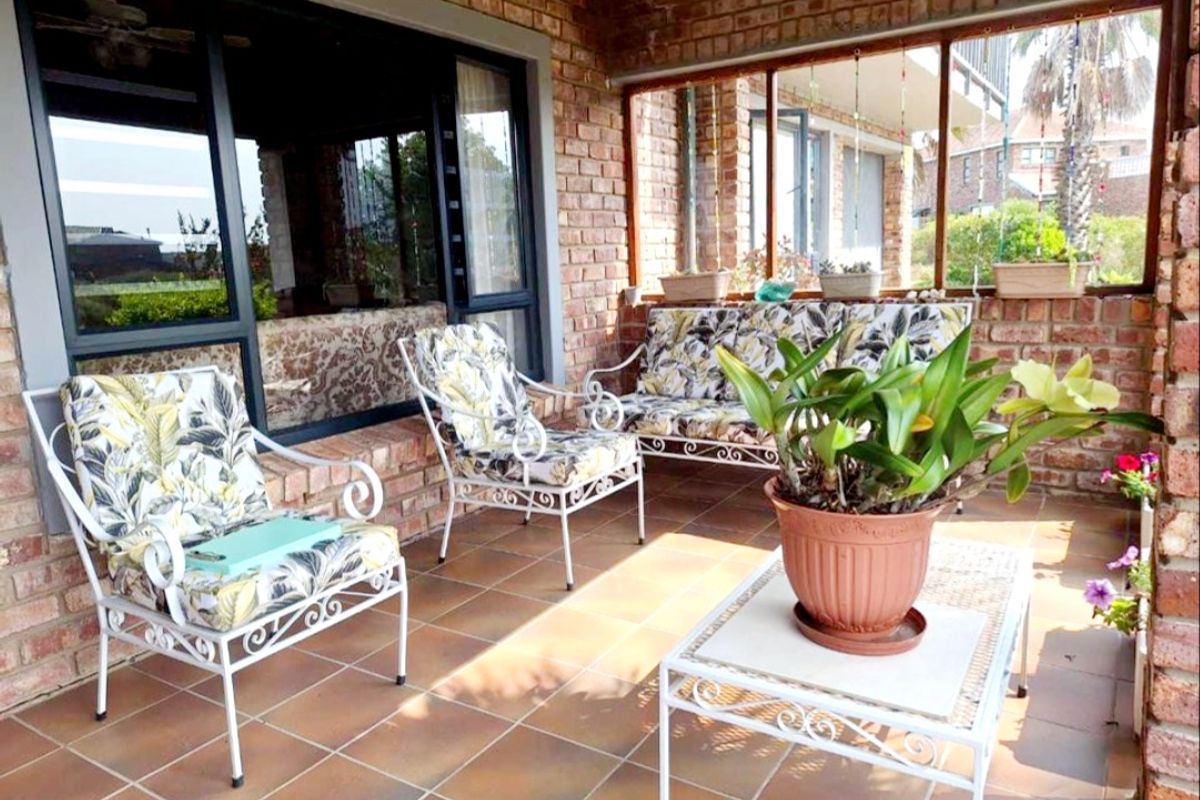 North-Facing 4 Bedroom Coastal Home with Panoramic Ocean Views: Boggomsbaai - Photo 3