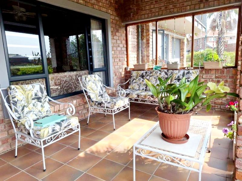 North-Facing 4 Bedroom Coastal Home with Panoramic Ocean Views: Boggomsbaai - Photo 3