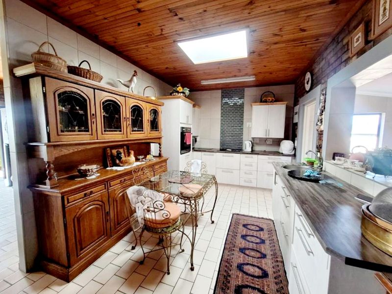 North-Facing 4 Bedroom Coastal Home with Panoramic Ocean Views: Boggomsbaai - Photo 10