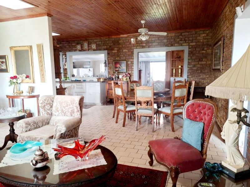 North-Facing 4 Bedroom Coastal Home with Panoramic Ocean Views: Boggomsbaai - Photo 8