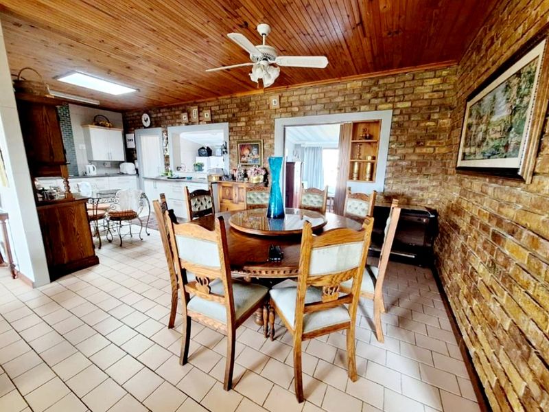 North-Facing 4 Bedroom Coastal Home with Panoramic Ocean Views: Boggomsbaai - Photo 9