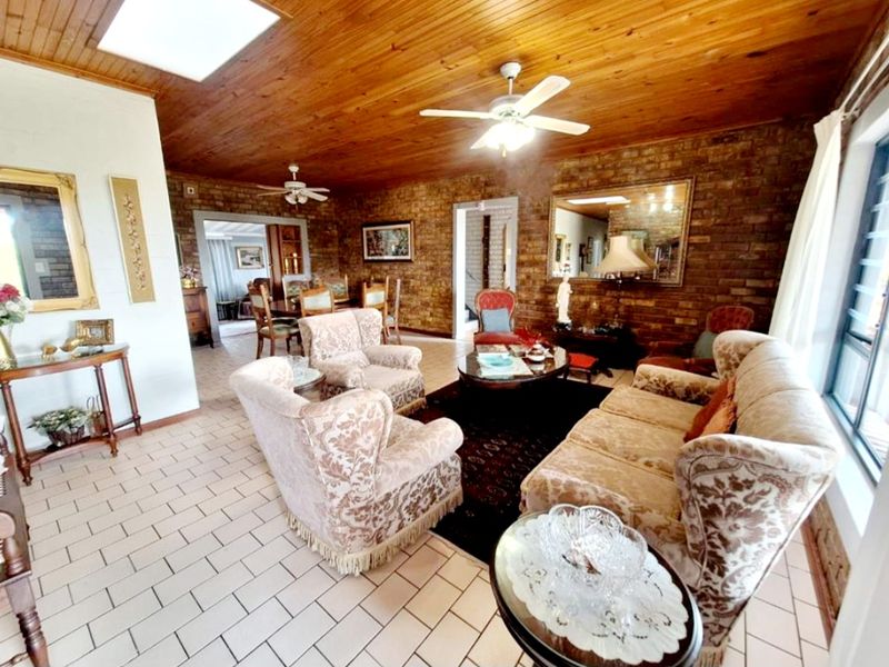 North-Facing 4 Bedroom Coastal Home with Panoramic Ocean Views: Boggomsbaai - Photo 7